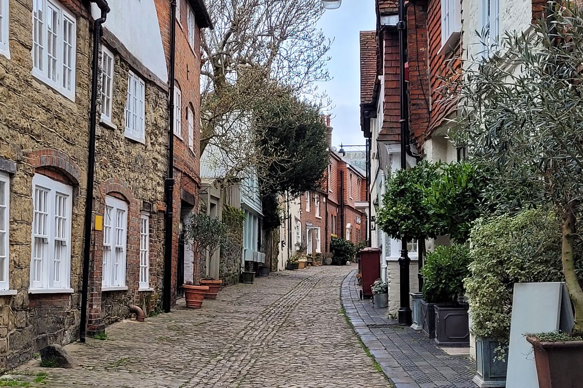 Pueblo inglés inmaculado con calles adoquinadas es como retroceder en el tiempo